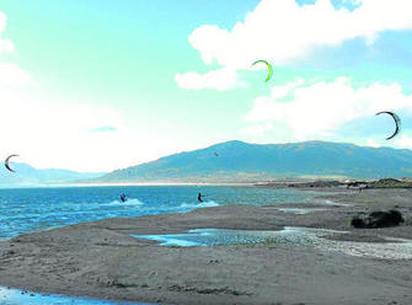 Kitesurfistas practicando deporte en la zona de la laguna de Los Lances, zona en la que está prohibido.
