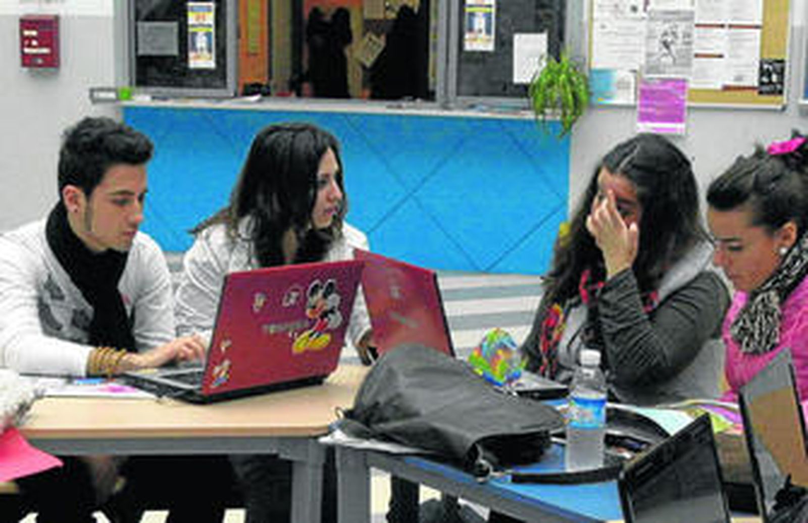 Estudiantes de la Hispalense estudian con los portátiles que la Universidad les ha prestado durante cuatro años.
