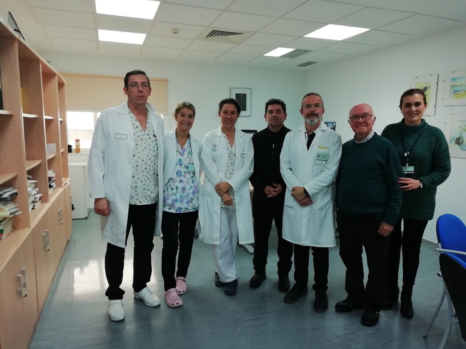El gerente del hospital, con personal de Pediatría y voluntarios de la asociación, tras la firma del convenio.