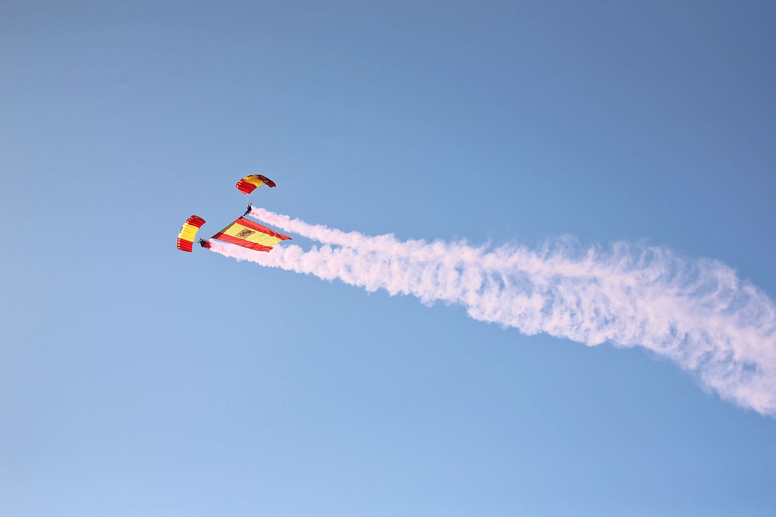 Fotografías de la exhibición aérea de la Patrulla Acrobática de Paracaidismo del Ejército del Aire 'Papea' y de la Patrulla Acrobática de Helicópteros 'ASPA'  en los actos de homenaje al centenario del Plus Ultra presidido por S.M. el Rey Felipe VI