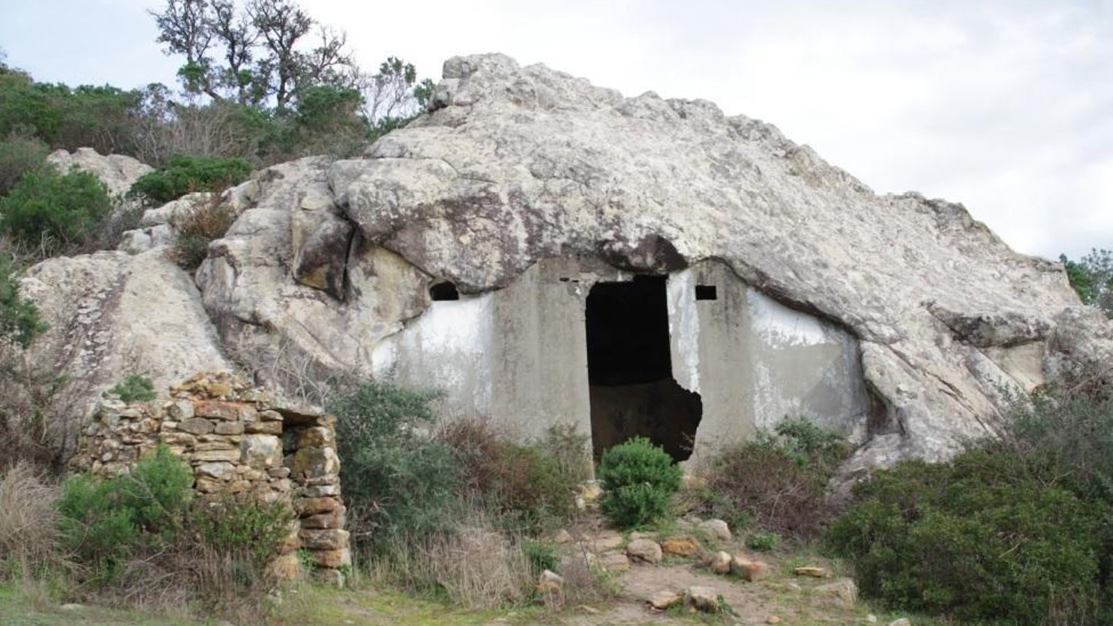 Casa cueva de Andrés, a la izquierda se observa el horno de pan.