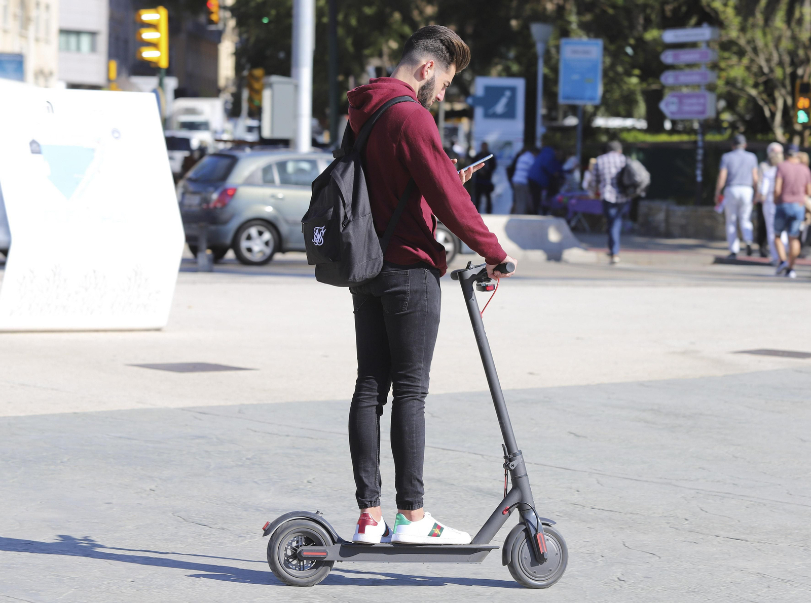 Un joven circulando el patinete.