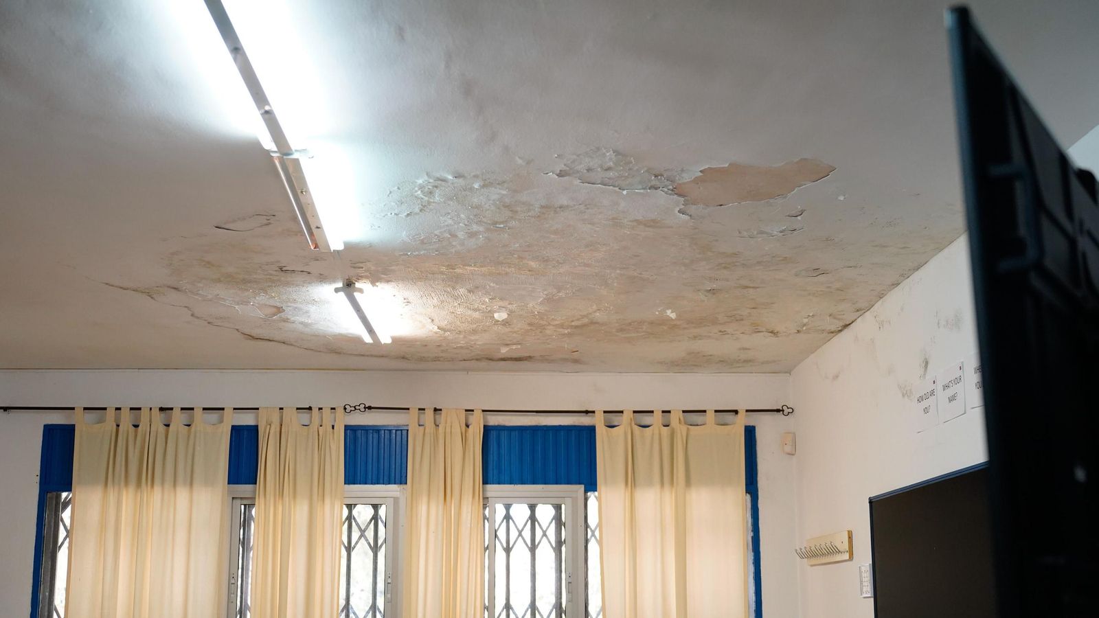 Humedades en una de las aulas del centro cívico de La Reconquista.