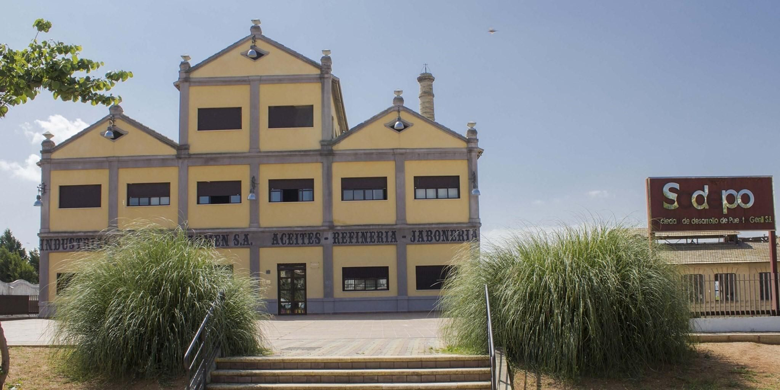 Fachada del edificio de Sodepo, en Puente Genil.