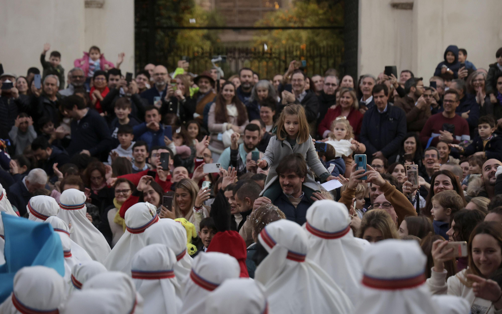 Las imágenes del Heraldo Real por las calles de Sevilla