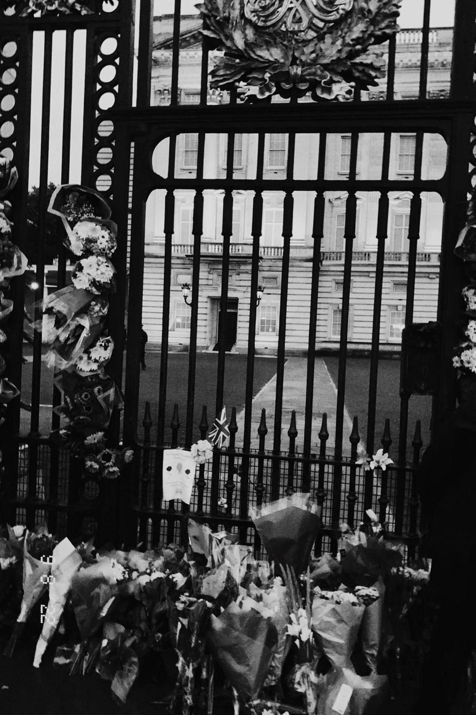 Los británicos acuden a Buckingham Palace tras el anuncio de la muerte de Isabel II