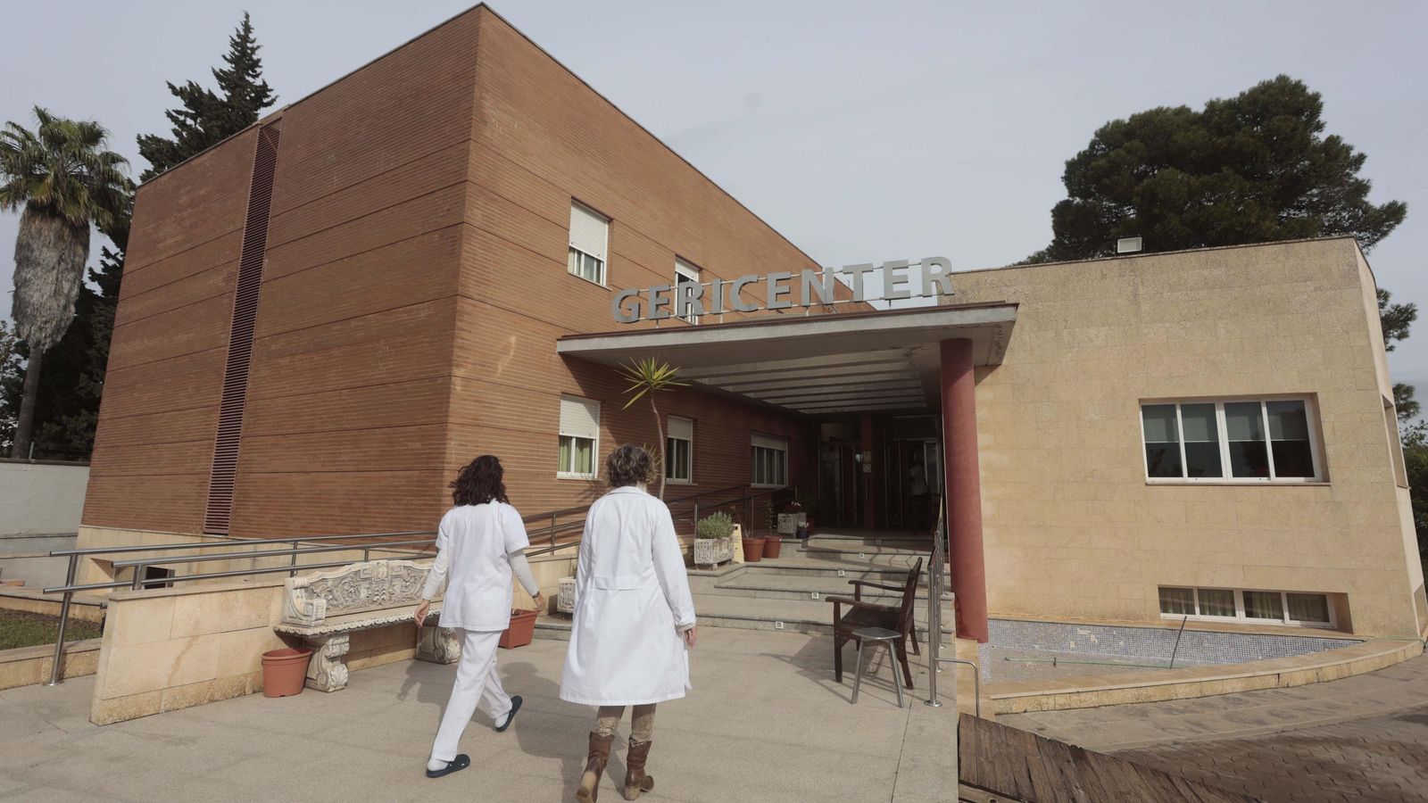 Acceso a la residencia Gericenter Espartinas, en   el distrito Aljarafe-Sevilla Norte, donde se está  implantando el nuevo.