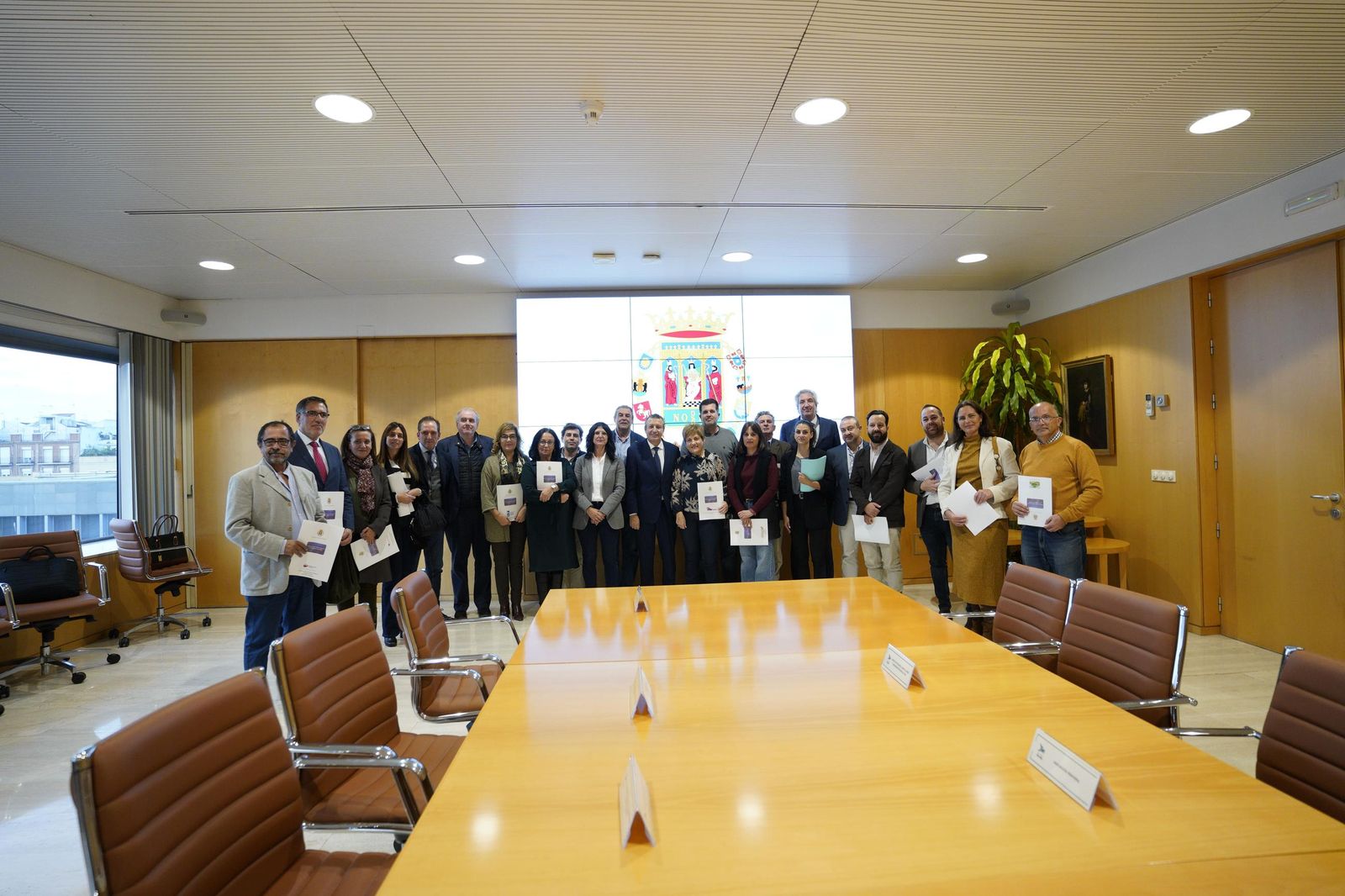 El presidente de la Diputación, Javier Fernández, con los representantes institucionales.