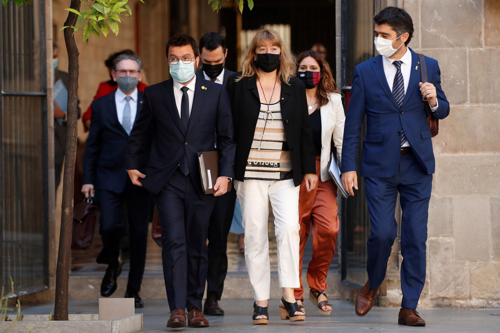 El presidente de la Generalitat , Pere Aragonès (i), la consellera de la Presidencia, Laura Vilagrà y el vicepresidente del Govern y conseller de Políticas Digitales, Jordi Puigneró (d). El presidente de la Generalitat , Pere Aragonès (i), la consellera de la Presidencia, Laura Vilagrà y el vicepresidente del Govern y conseller de Políticas Digitales, Jordi Puigneró (d).