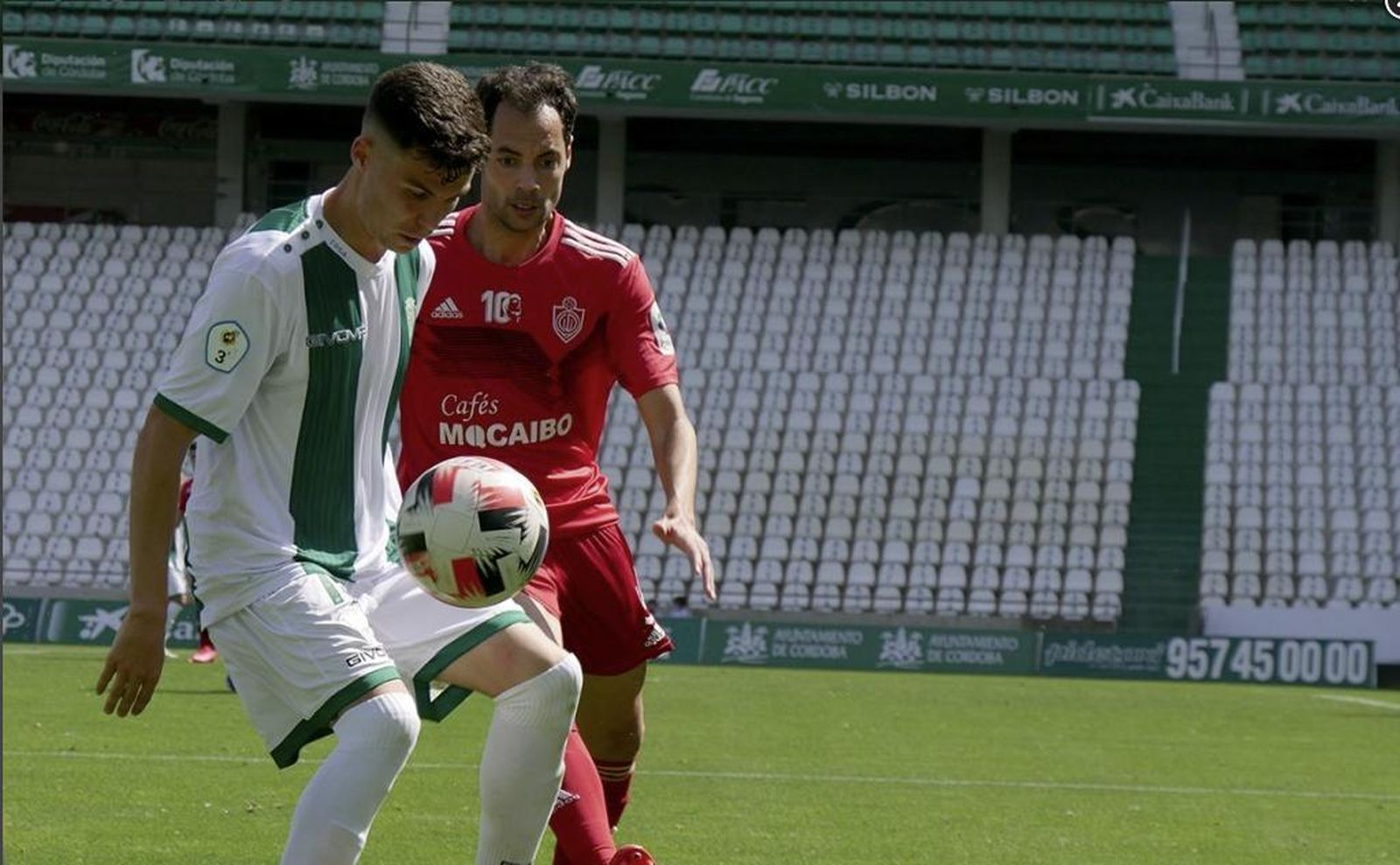 Alex Ortiz presiona a un jugador del Córdoba en El Nuevo Arcángel.