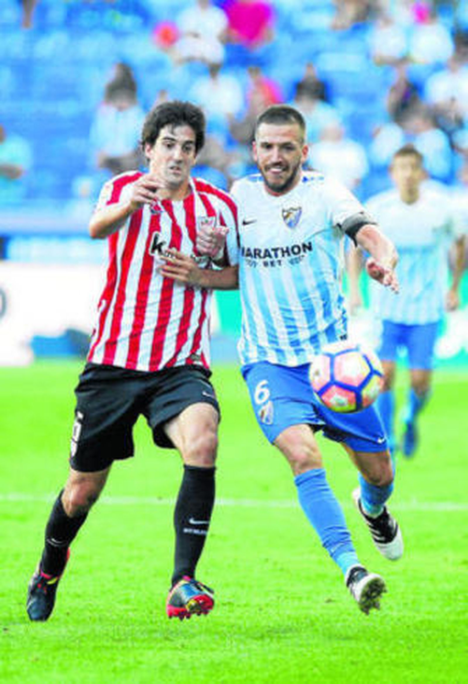 San José y Camacho pugnan por un balón.