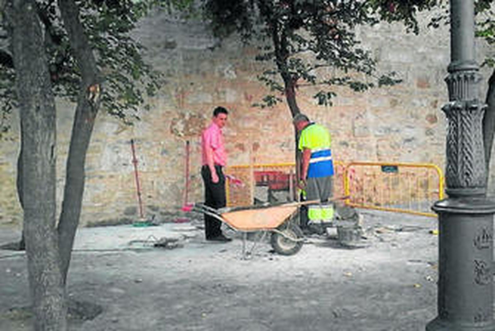 Las obras del monolito en el lugar donde se reinstalará el 'banco del beso'.