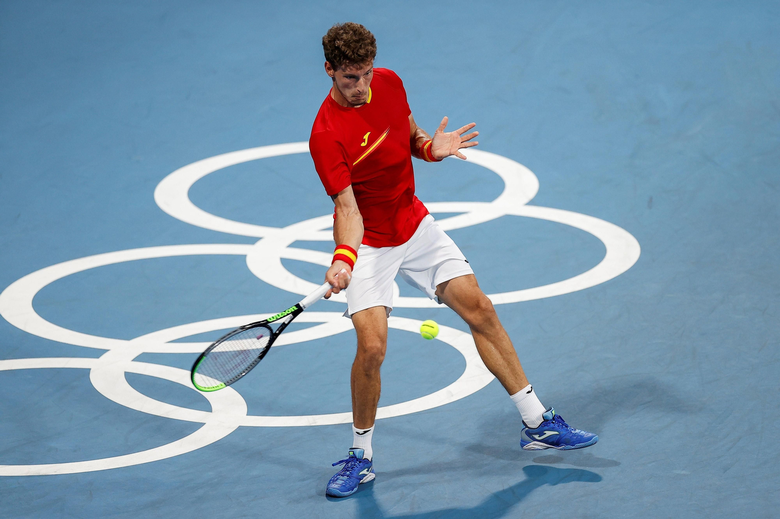 Pablo Carreño acomoda el cuerpo para devolver la pelota a Medvédev.