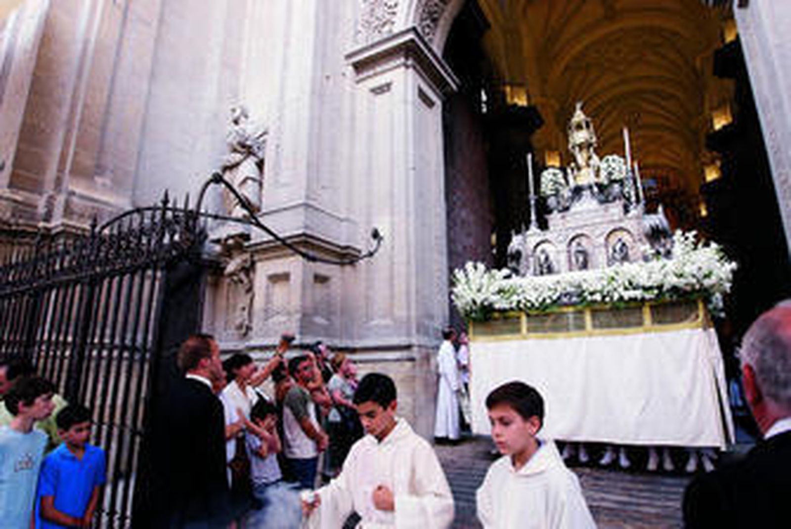 La procesión salió a las 20:00 horas de la Catedral.