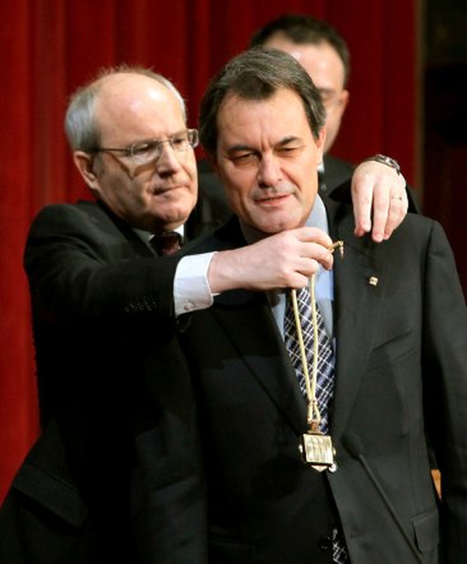 Mas toma posesión pidiendo a los catalanes "paciencia" en el camino a la "plenitud nacional"