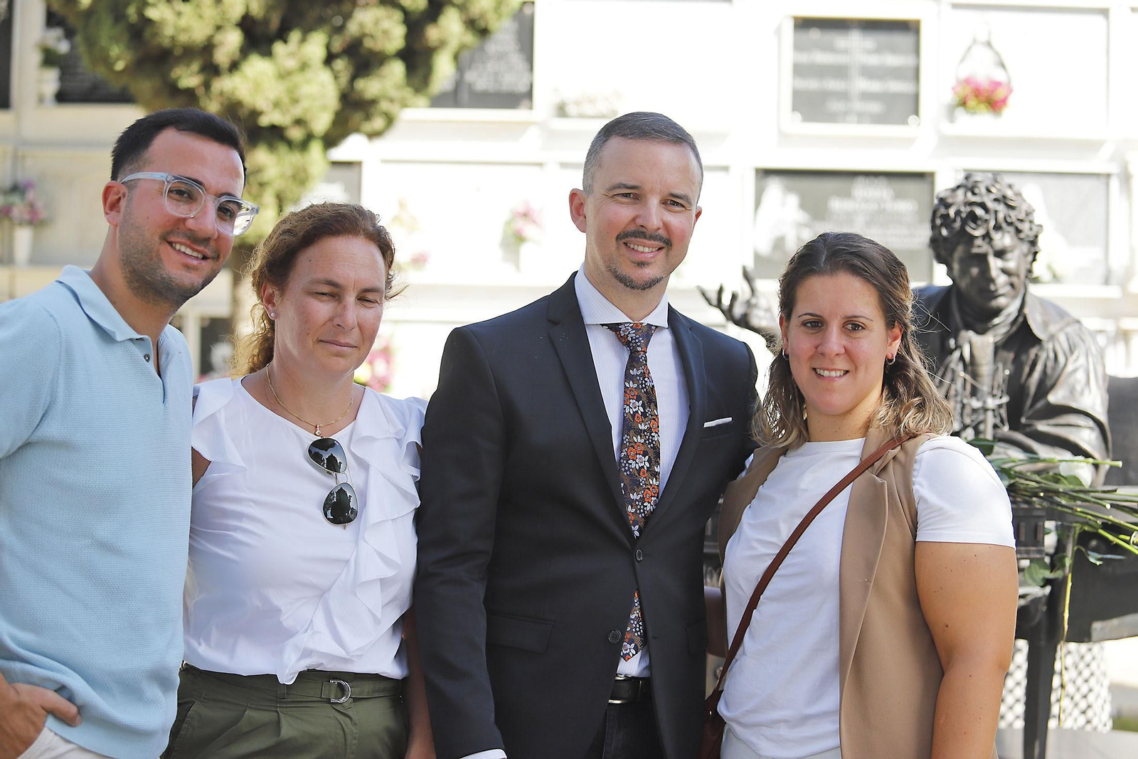 Imágenes del homenaje a Jesús Quintero con el descubrimiento de una escultura de Elías Rodríguez Picón