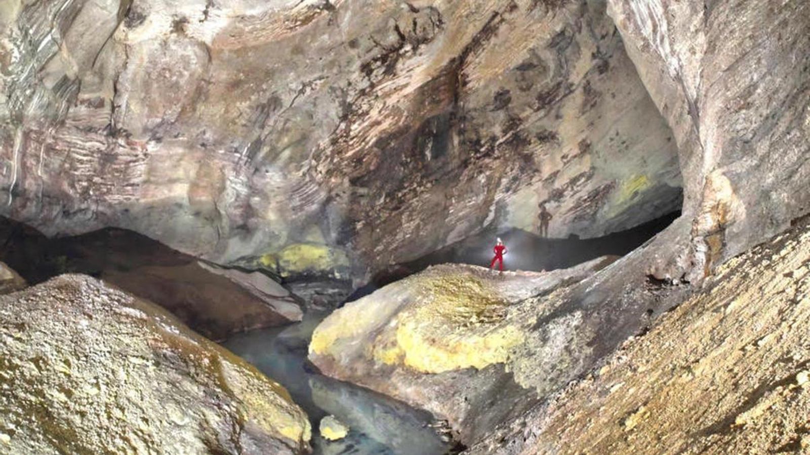 Panorámica de la cueva en la que se encontrado la enorme telaraña.