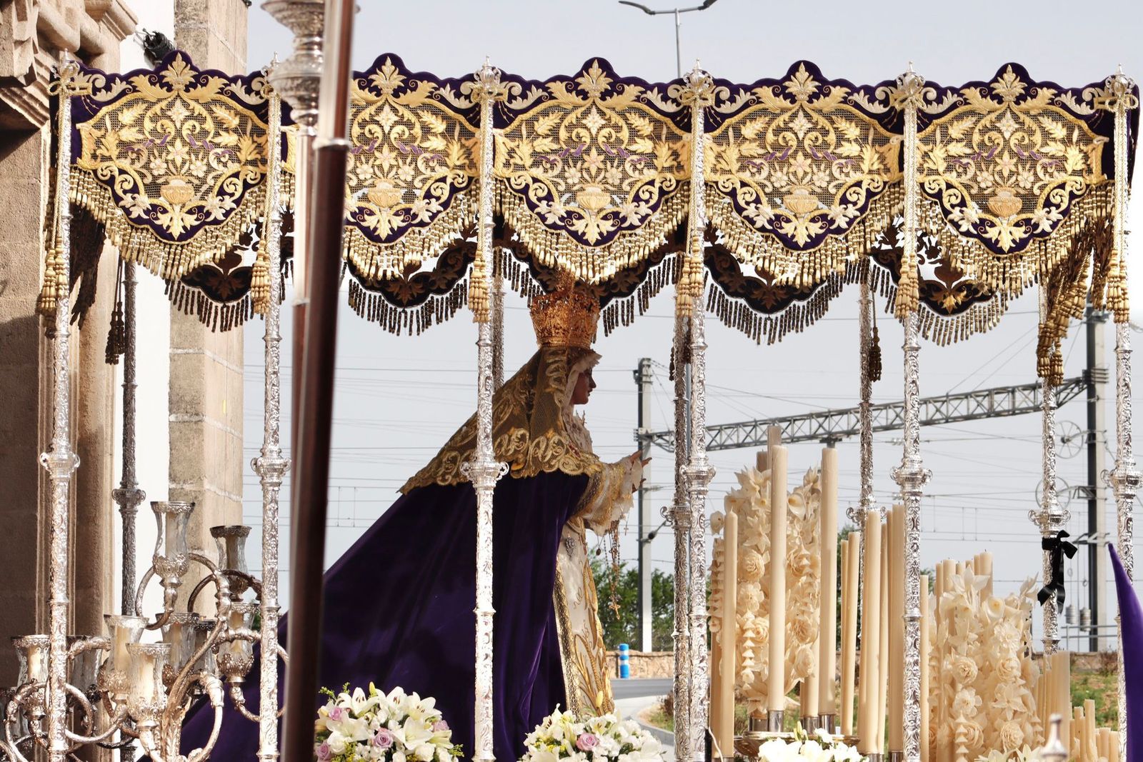 Nuestra Señora del Desconsuelo, saliendo de la iglesia conventual del Espíritu Santo.