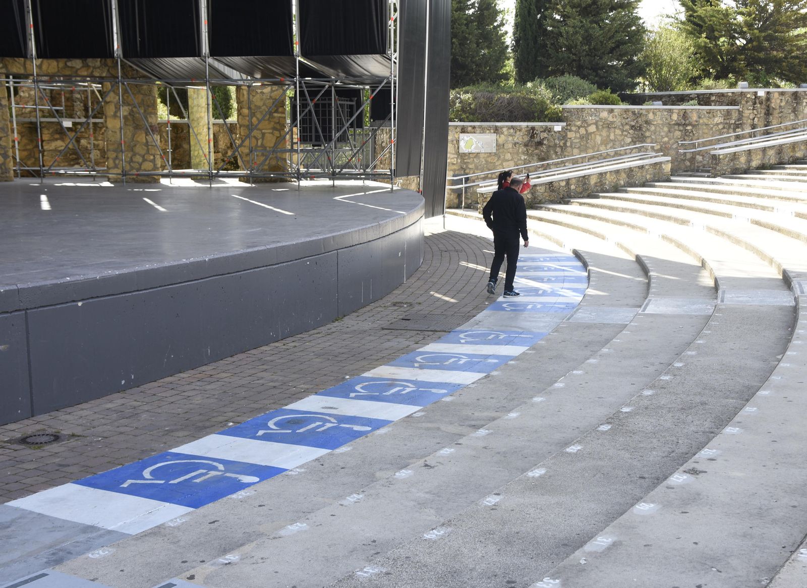 Varios técnicos comprueban los últimos detalles de las obras llevadas a cabo en el recinto.