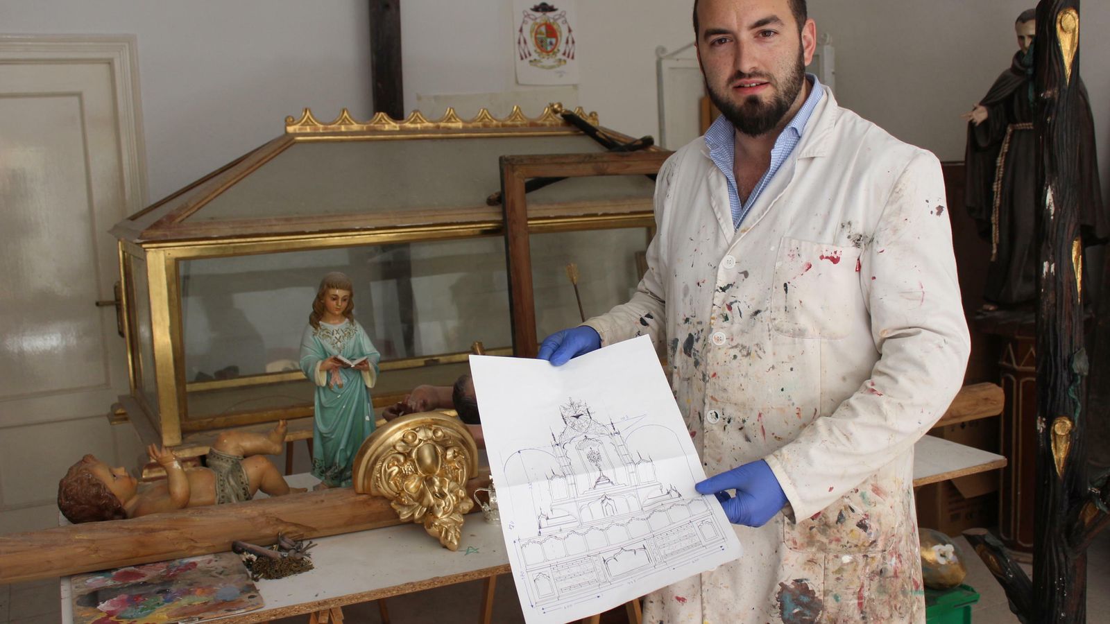 Latorre muestra el diseño del nuevo retablo de la iglesia de Vera.