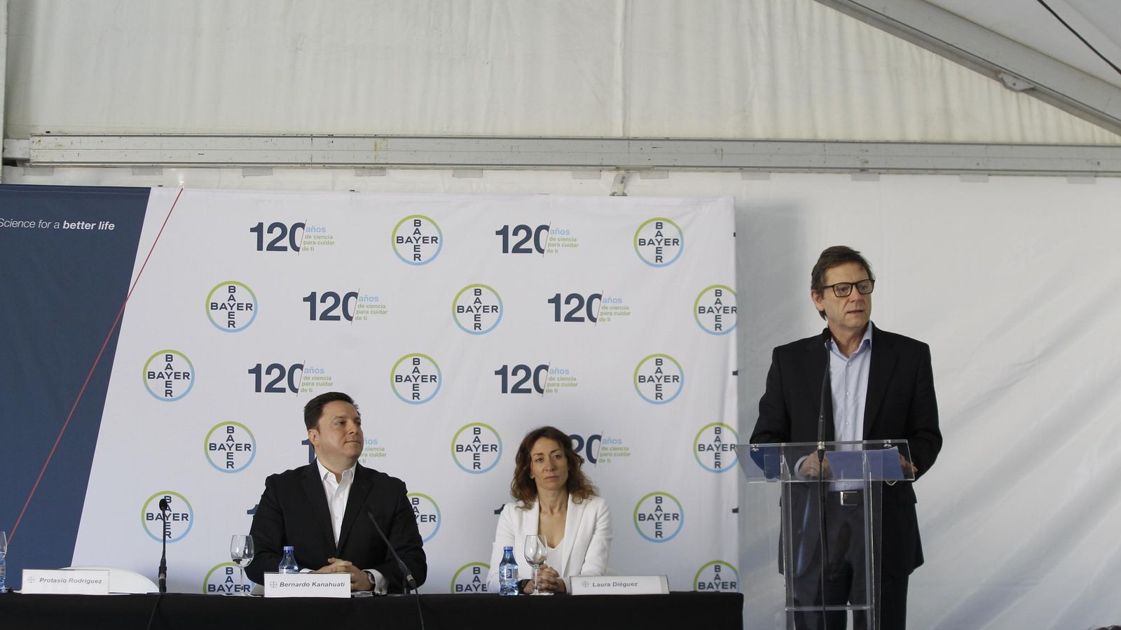 Protasio Rodríguez, director general de Iberia (de pie), y Bernardo Kanahuati, consejero delegado de Bayer en España y Portugal (en la mesa).