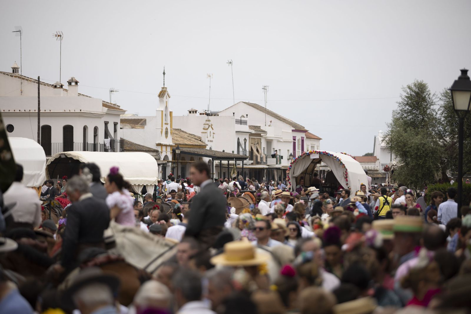 El Rocío 2023: Imágenes de ambiente en la aldea durante la presentación de las Hermandades