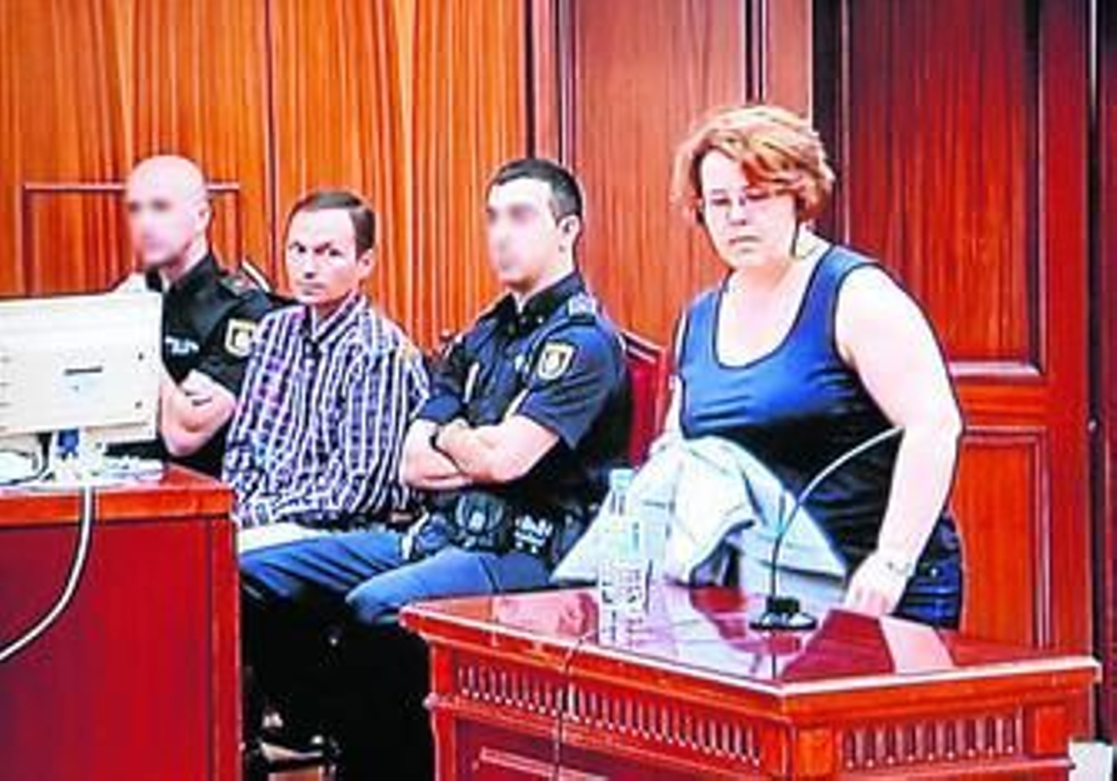 Una amiga de Ruth Ortiz toma asiento para declarar bajo la atenta mirada de José Bretón.