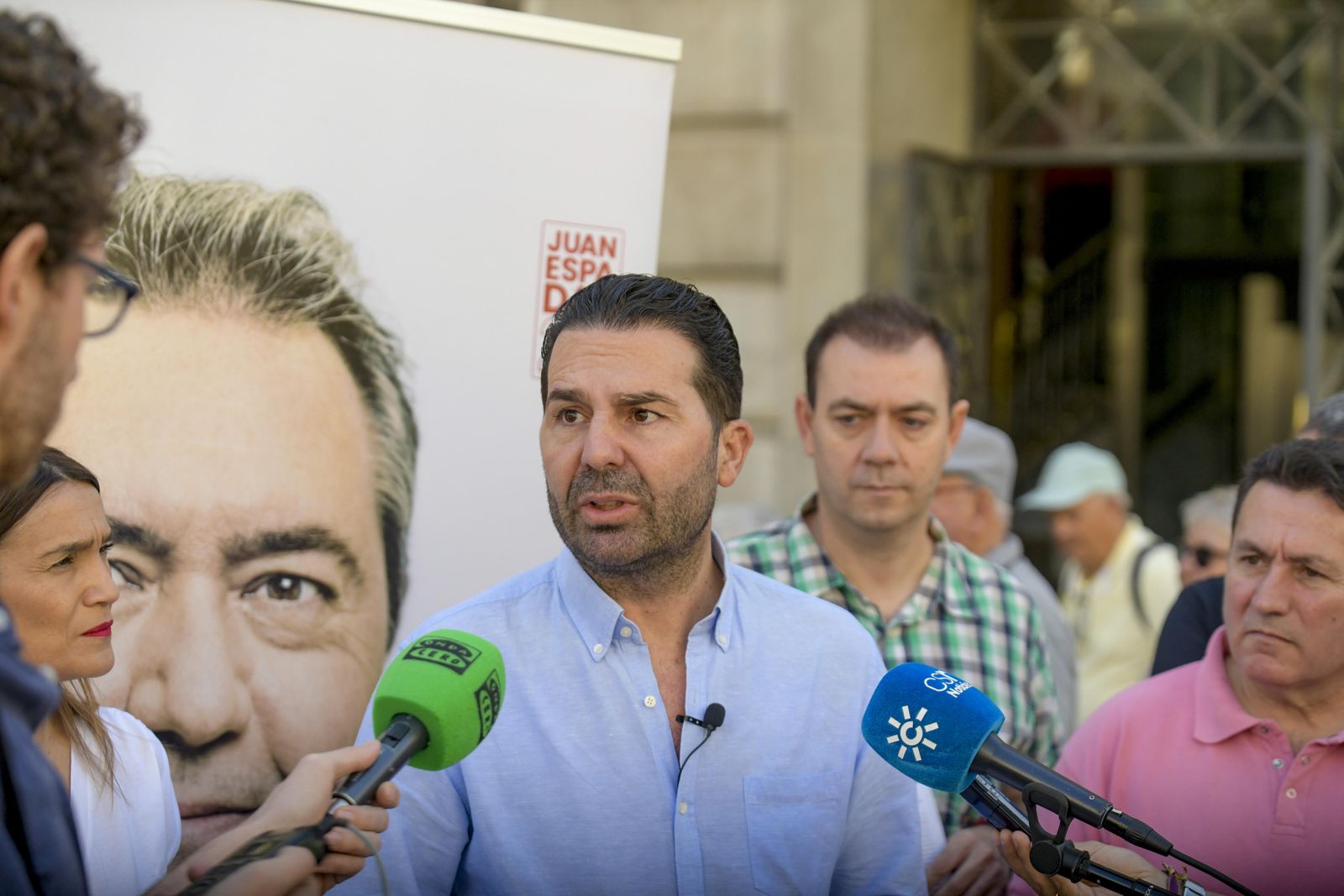 López atiende a los medios en Puerta Real.