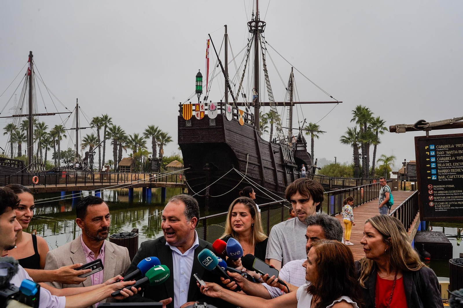 Imágenes de la visita guiada para dar a conocer las reformas realizadas en el Muelle de las Carabelas y su entorno