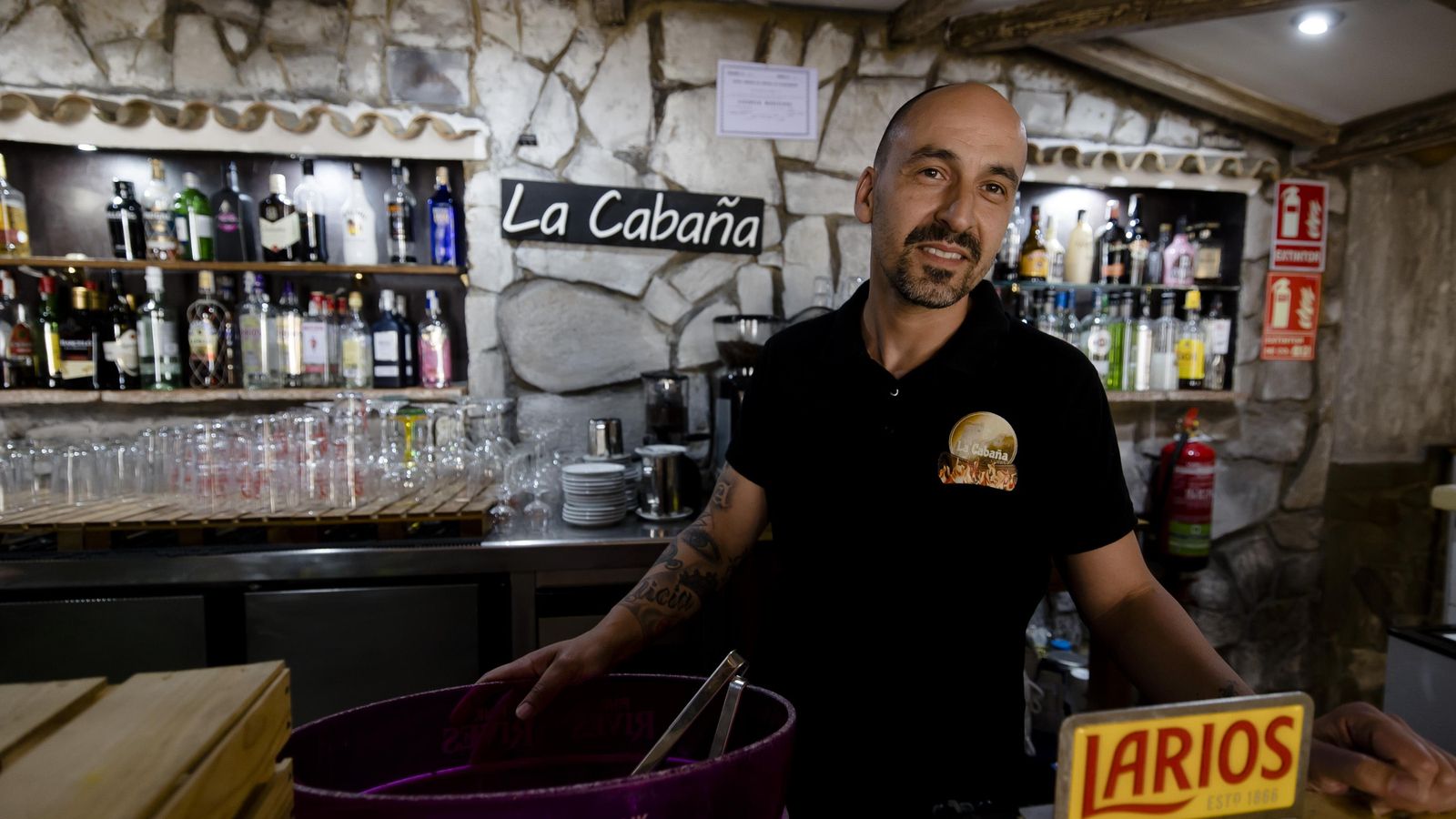 El hostelero Rubén Saborido Atienza, en el Bar La Cabaña.