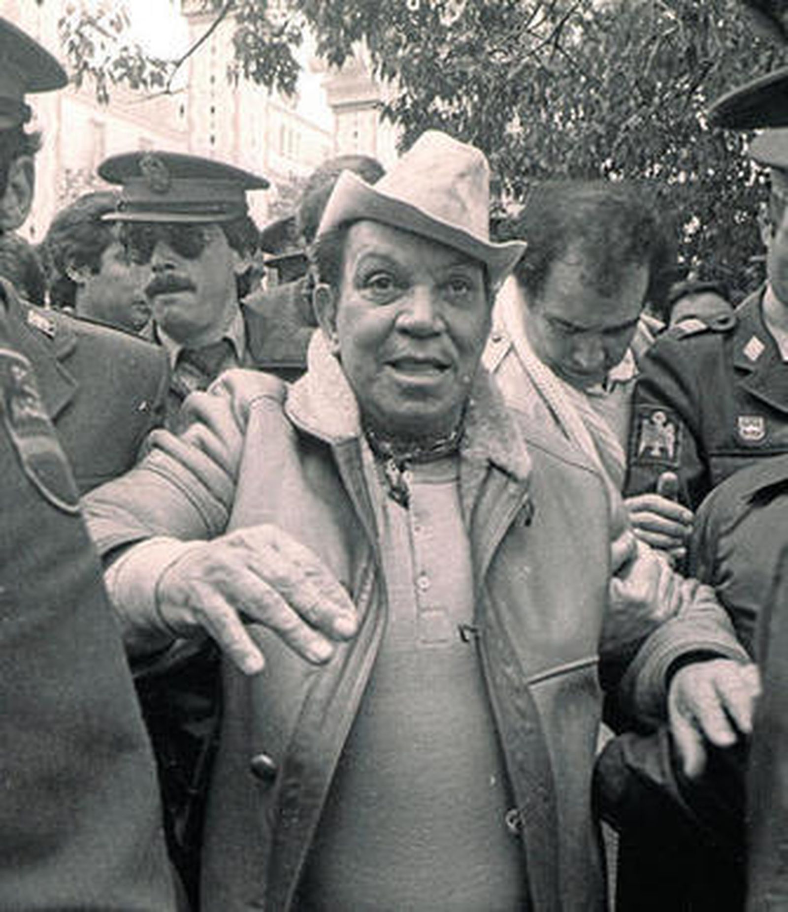 Mario Moreno 'Cantinflas' es escoltado por la Policía camino al tablao de San Antonio, donde iba a dar el pregón del Carnaval 86.
