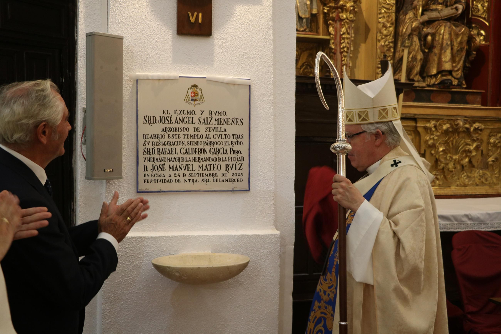Monseñor Saiz decubre una placa en el templo.