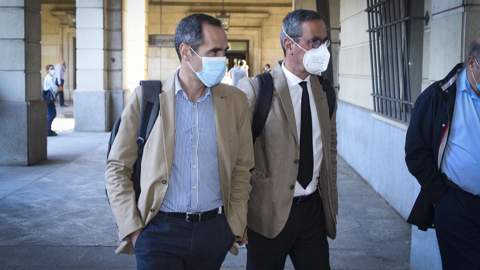 El ex director de Promoción de Invercaria Cristóbal Cantos,  junto a su abogado, José María Calero.