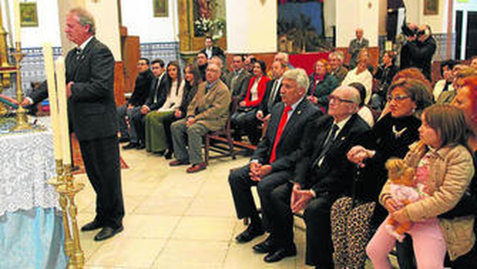Momo Valle jura su cargo en el altar del santuario de la Inmaculada.