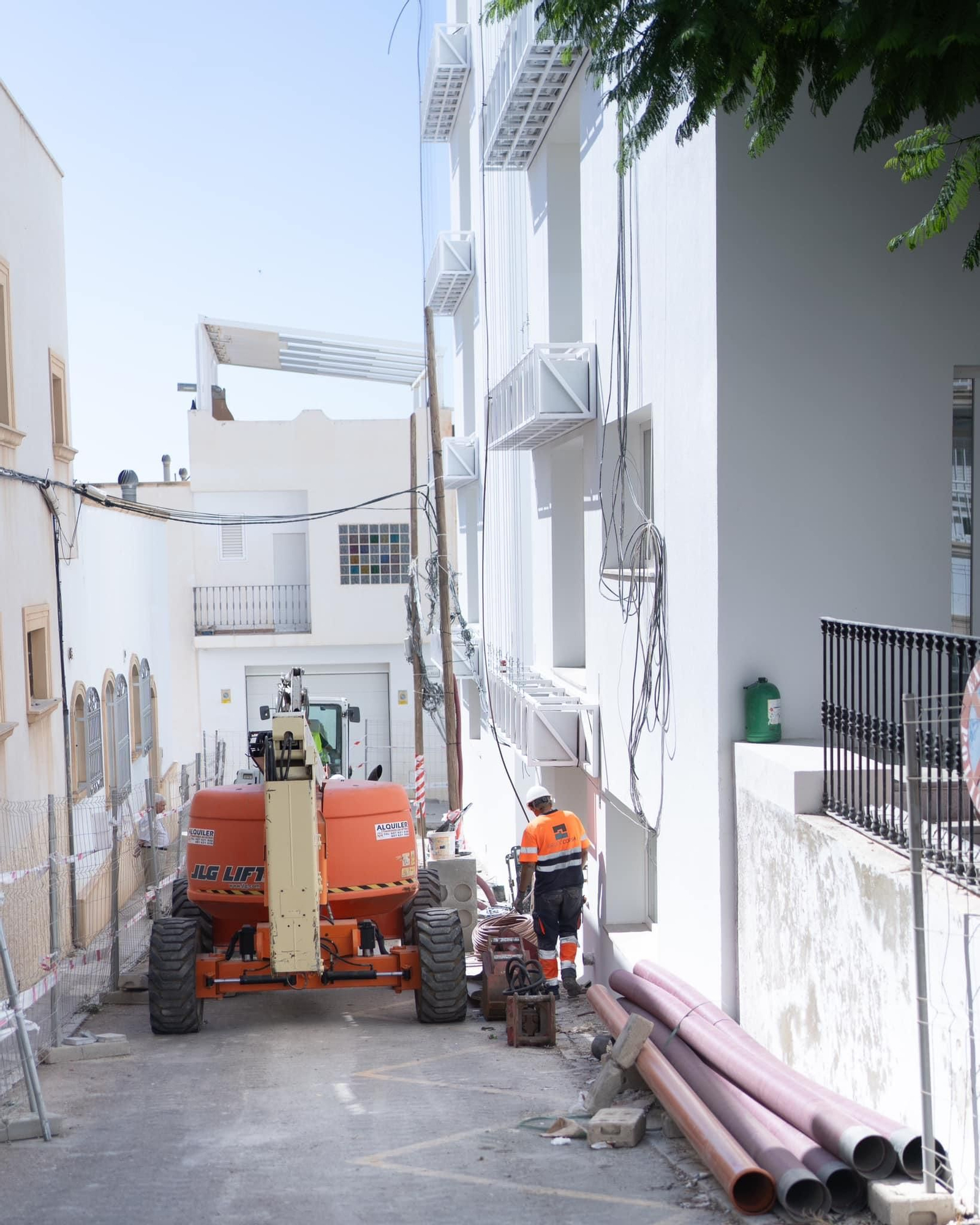 Operarios trabajan en las obras del edificio de 'Los Maestros'.