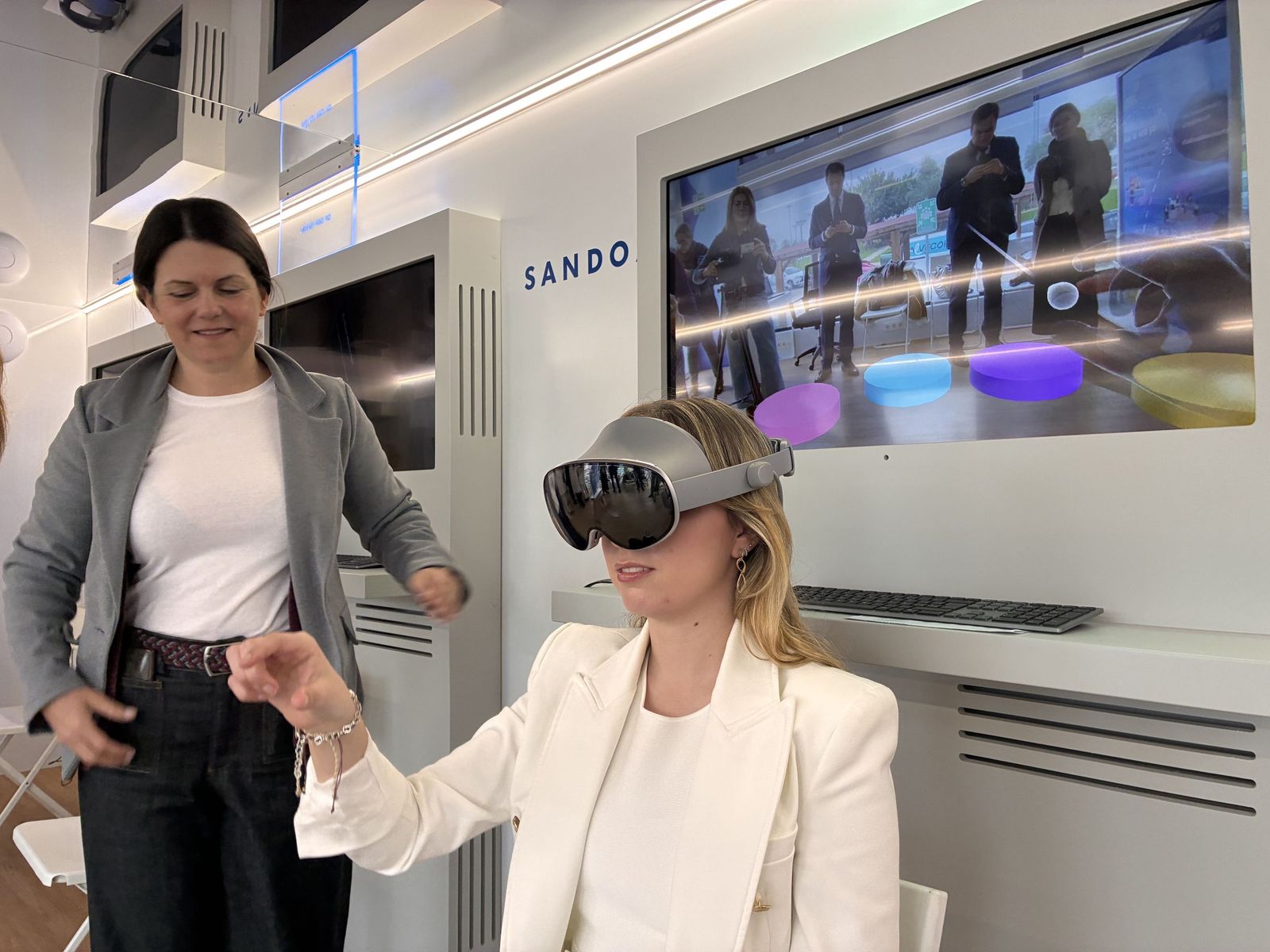 Una mujer realiza una experiencia inmersiva con una gafas de realidad mixta.