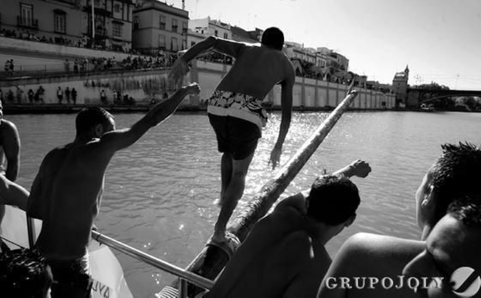 La cucaña de Triana, un clásico de la Velá. Foto: Juan Carlos Muñoz La cucaña de Triana, un clásico de la Velá. Foto: Juan Carlos Muñoz