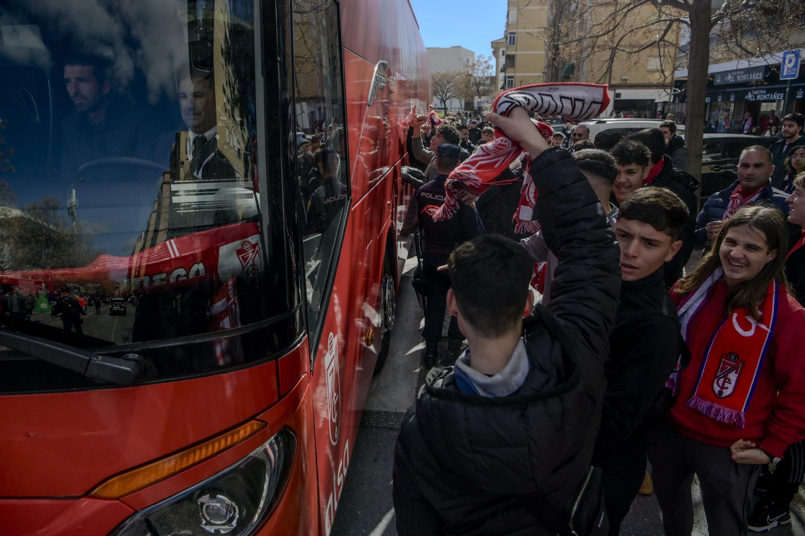 Encuéntrate en la grada y en el recibimiento al Granada CF