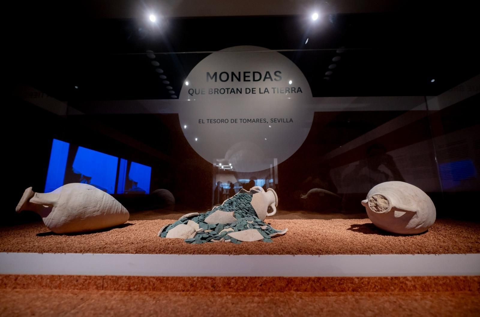 Las monedas romanas halladas en Tomares, expuestas en Madrid.