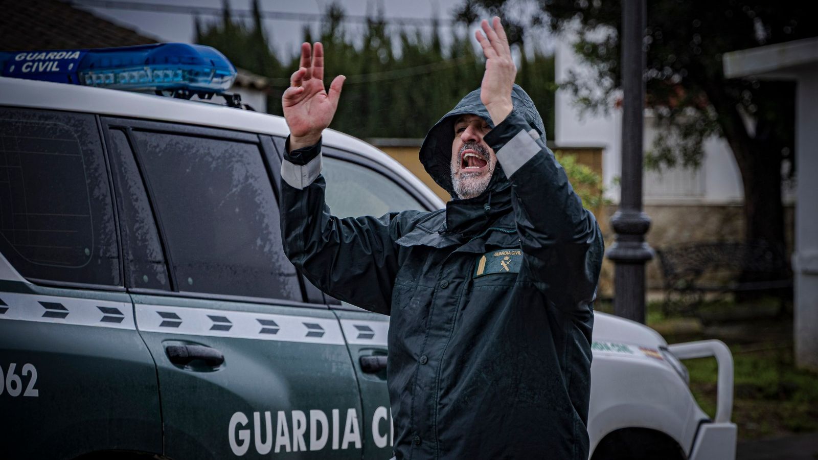El brigada de la Guardia Civil dirigiendo el desalojo.