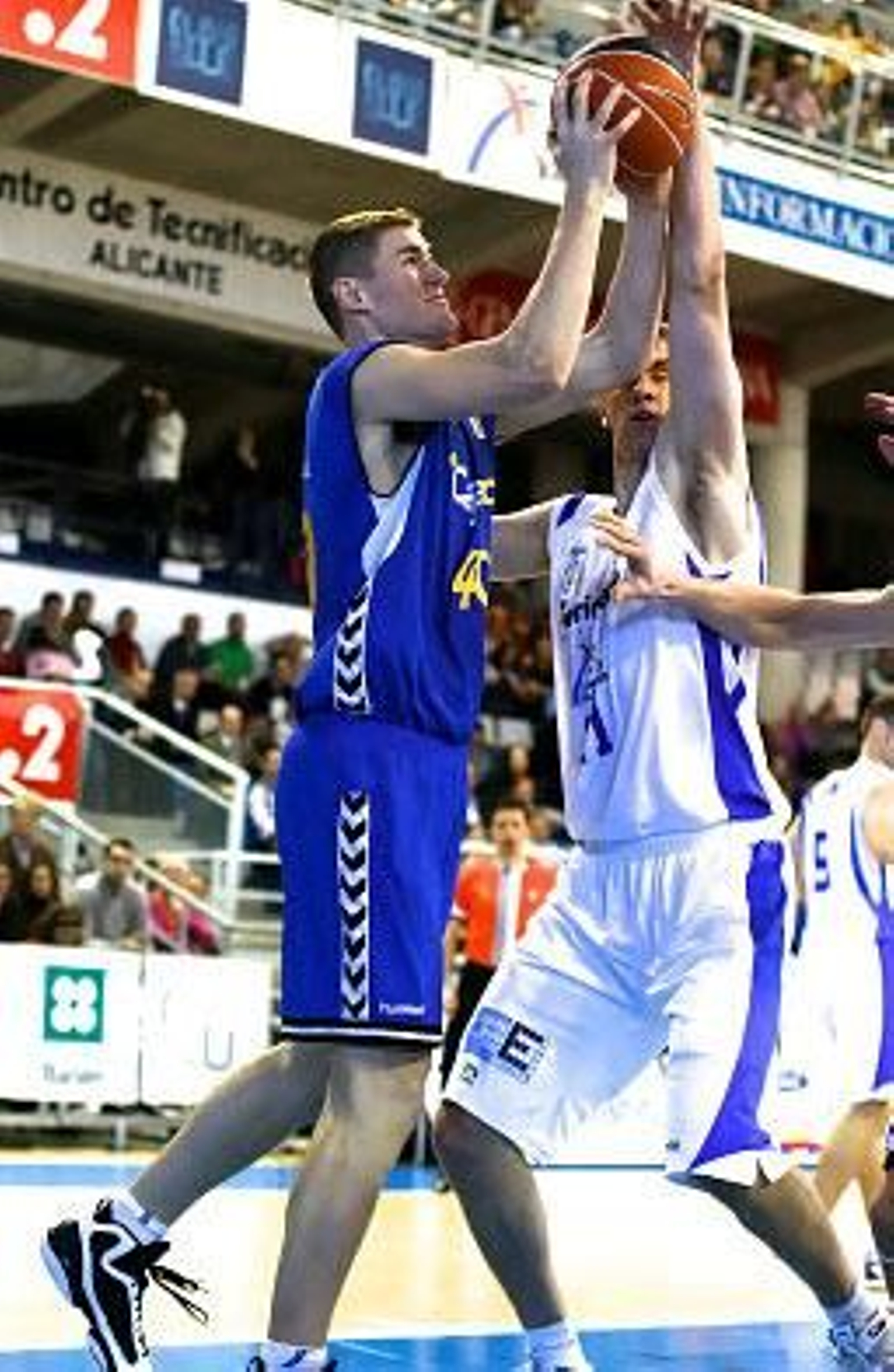 Paul Davis entra a canasta.

Foto: Javier Bernal