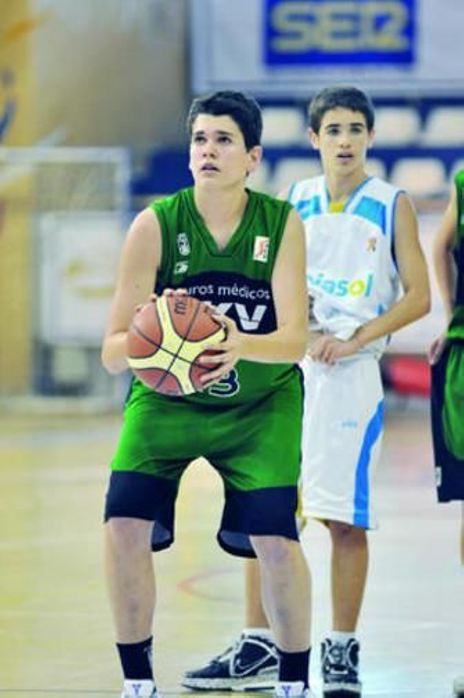 Alejandro, a punto de lanzar un tiro libre el pasado año.