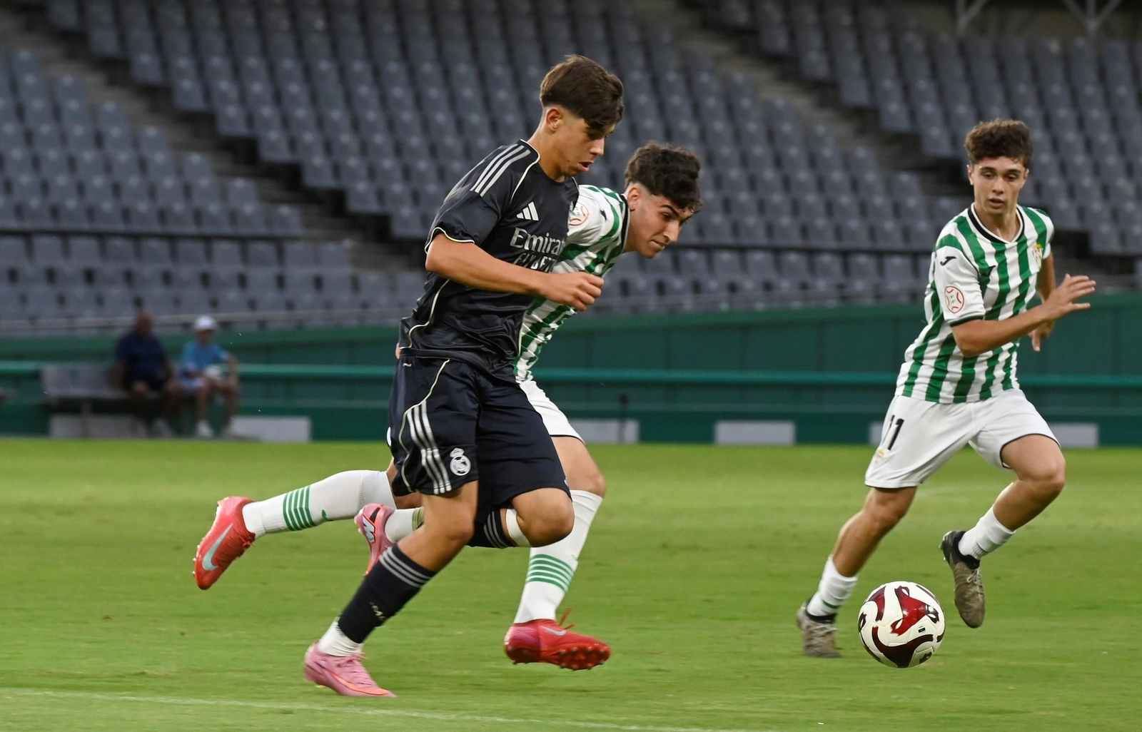 Las mejores fotos del ambiente en El Arcángel para el Córdoba CF - Real Madrid del Mundial de Clubes sub 18