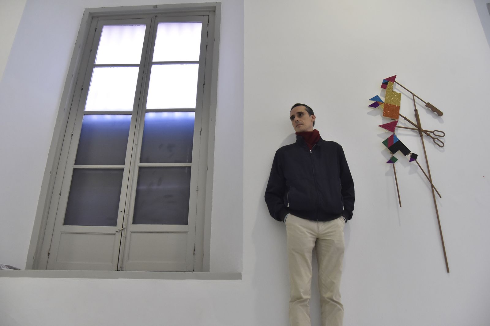 José Miguel Pereñíguez (Sevilla, 1977) posa junto a su obra 'El hombre entero' en la galería de la calle Mármoles.