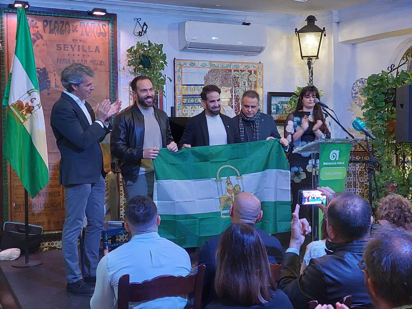 La enterga de Banderas de Andalucía de AxSí San Fernando por el 4D, en imágenes