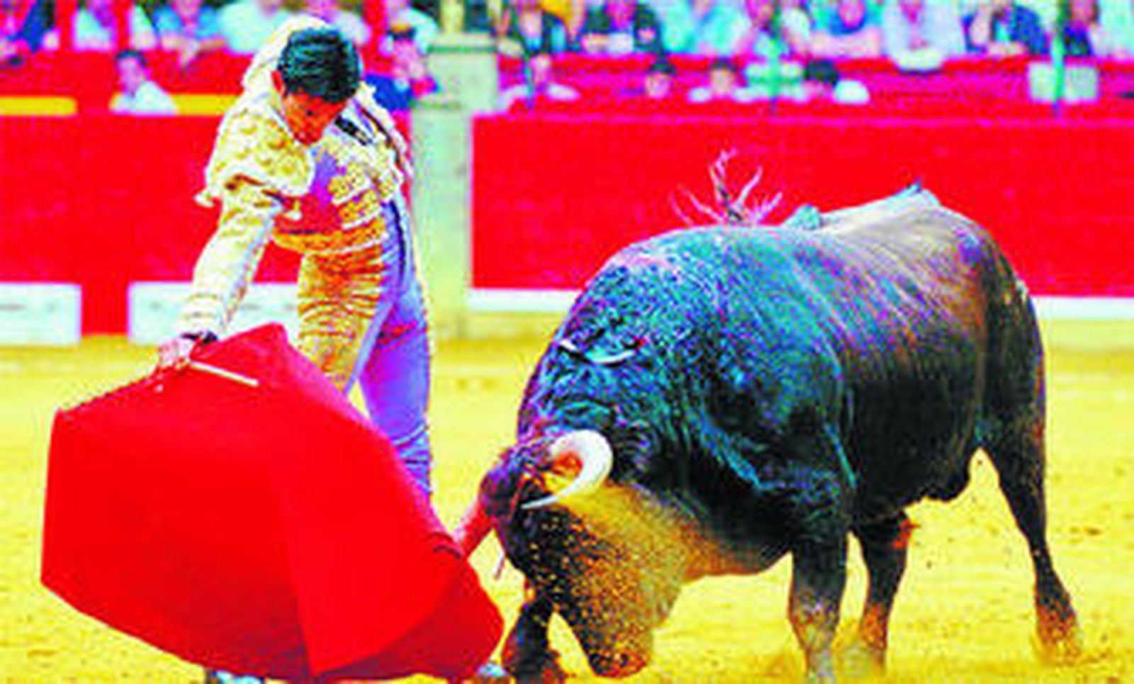 El diestro aragonés Paulita, en un derechazo, se erigió triunfador en el cierre de la Feria de Valdemorillo.