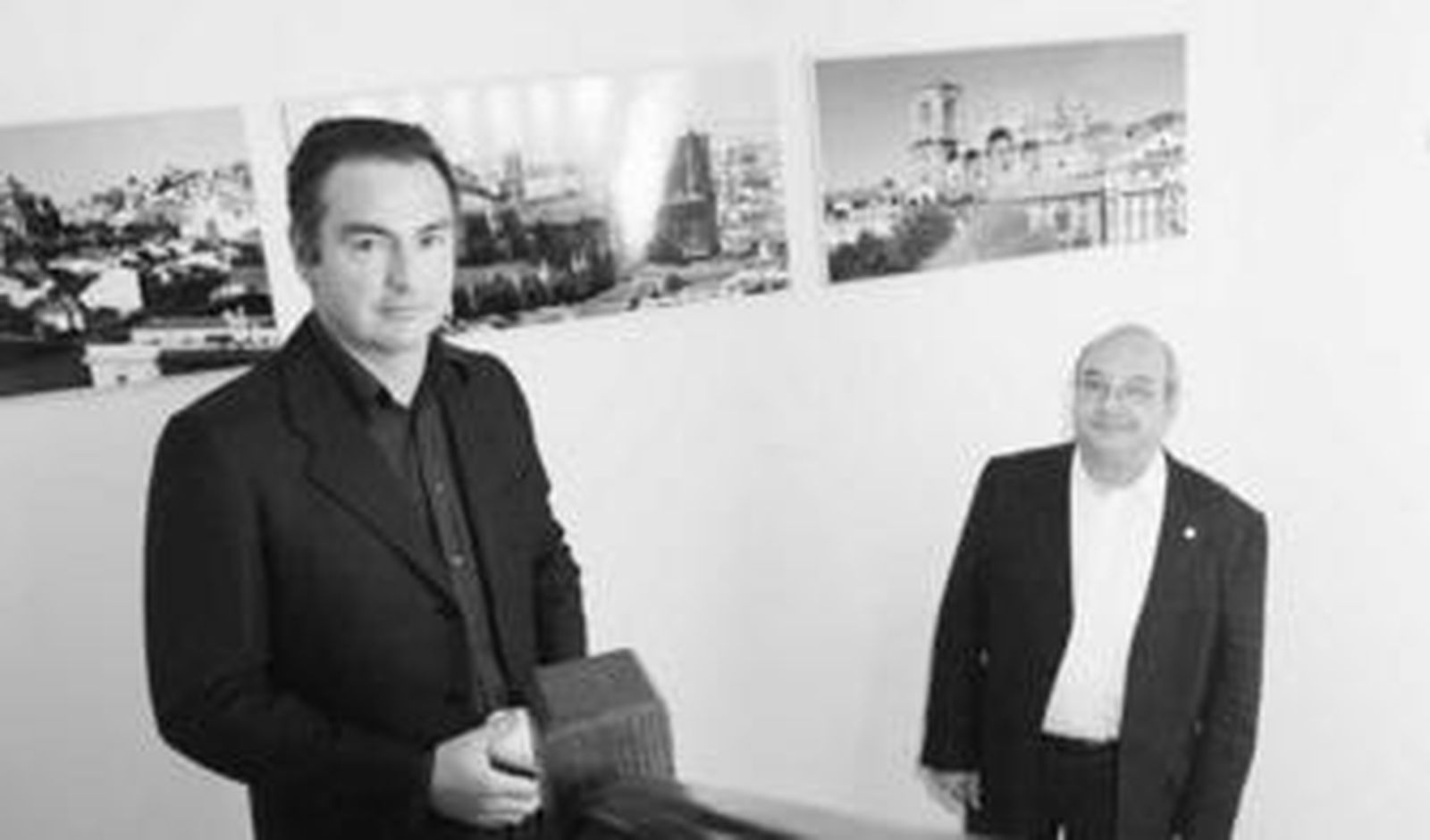 La exposición muestra distintas estampas de la catedral de Granada.