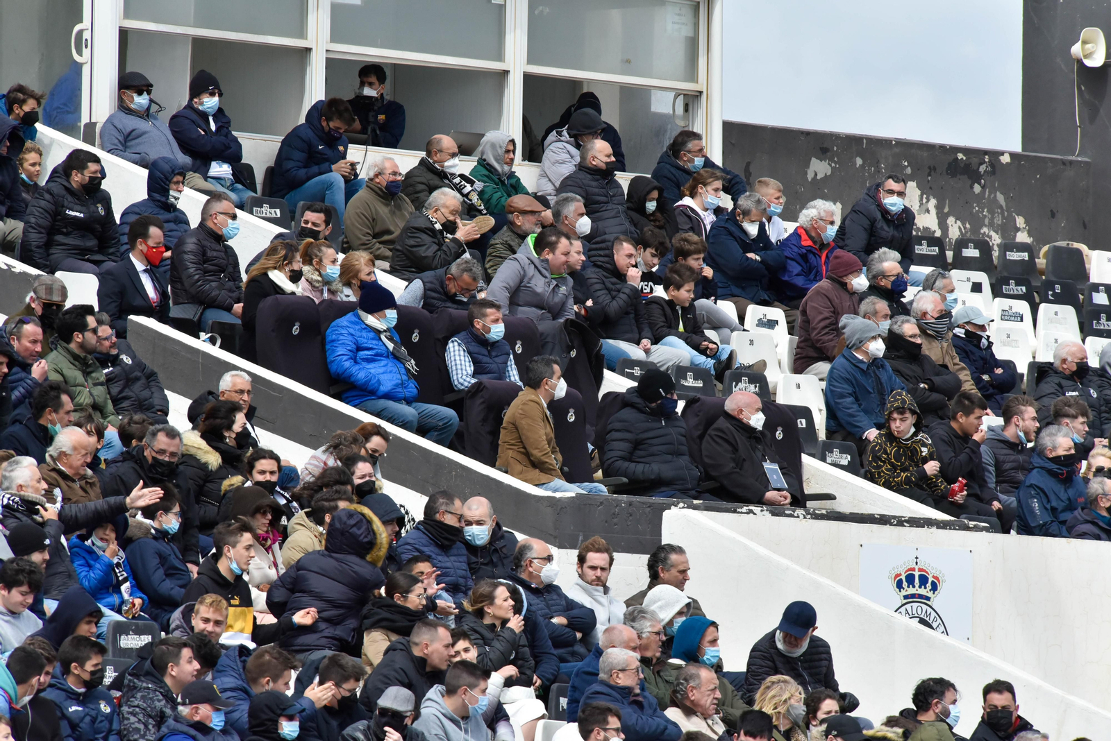 Aficionados, en la grada de Tribuna, durante el Balona-Barcelona B