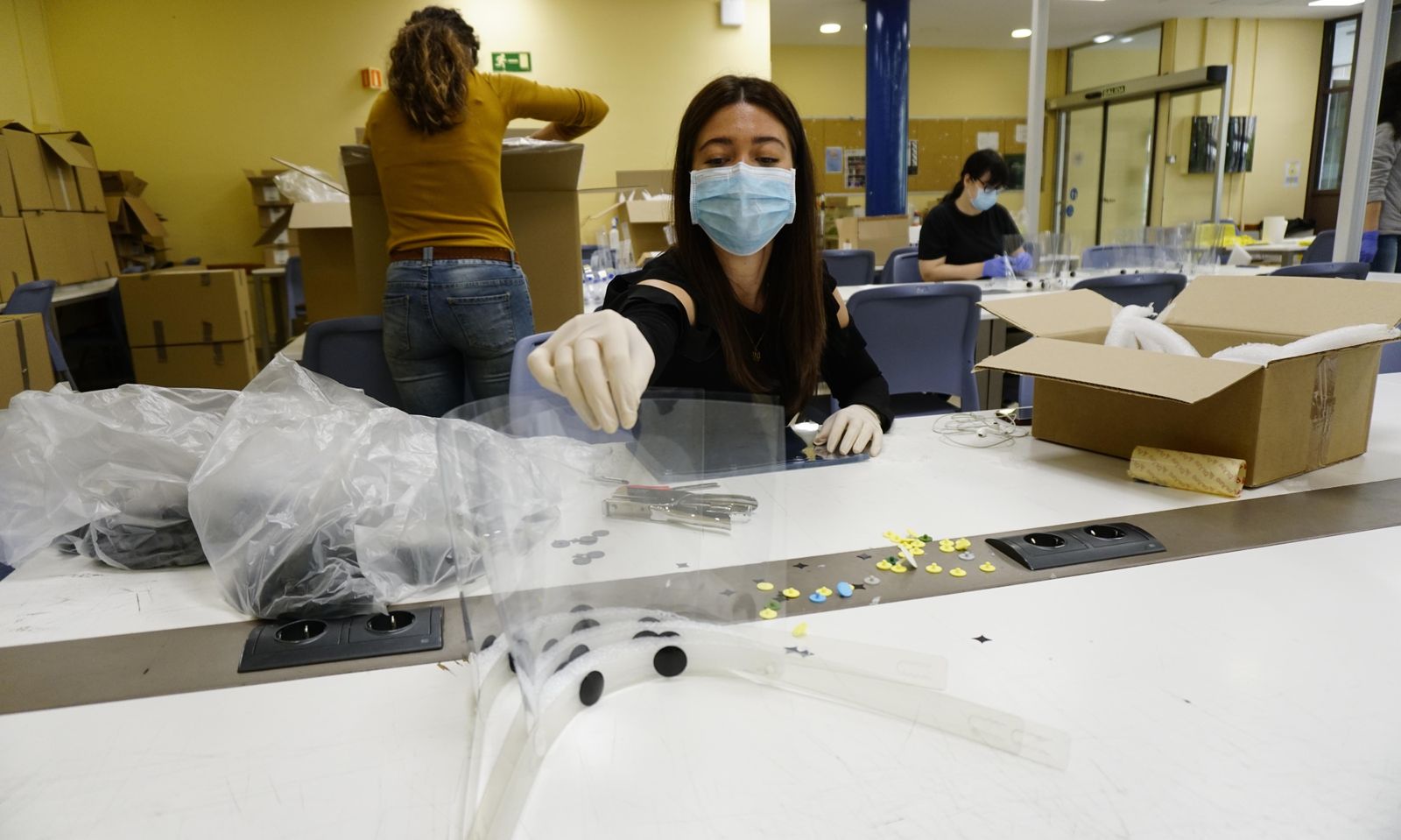 Coronavirus en Sevilla: El Fablab de la Escuela de Arquitectos fabrica mil mascarillas al día.