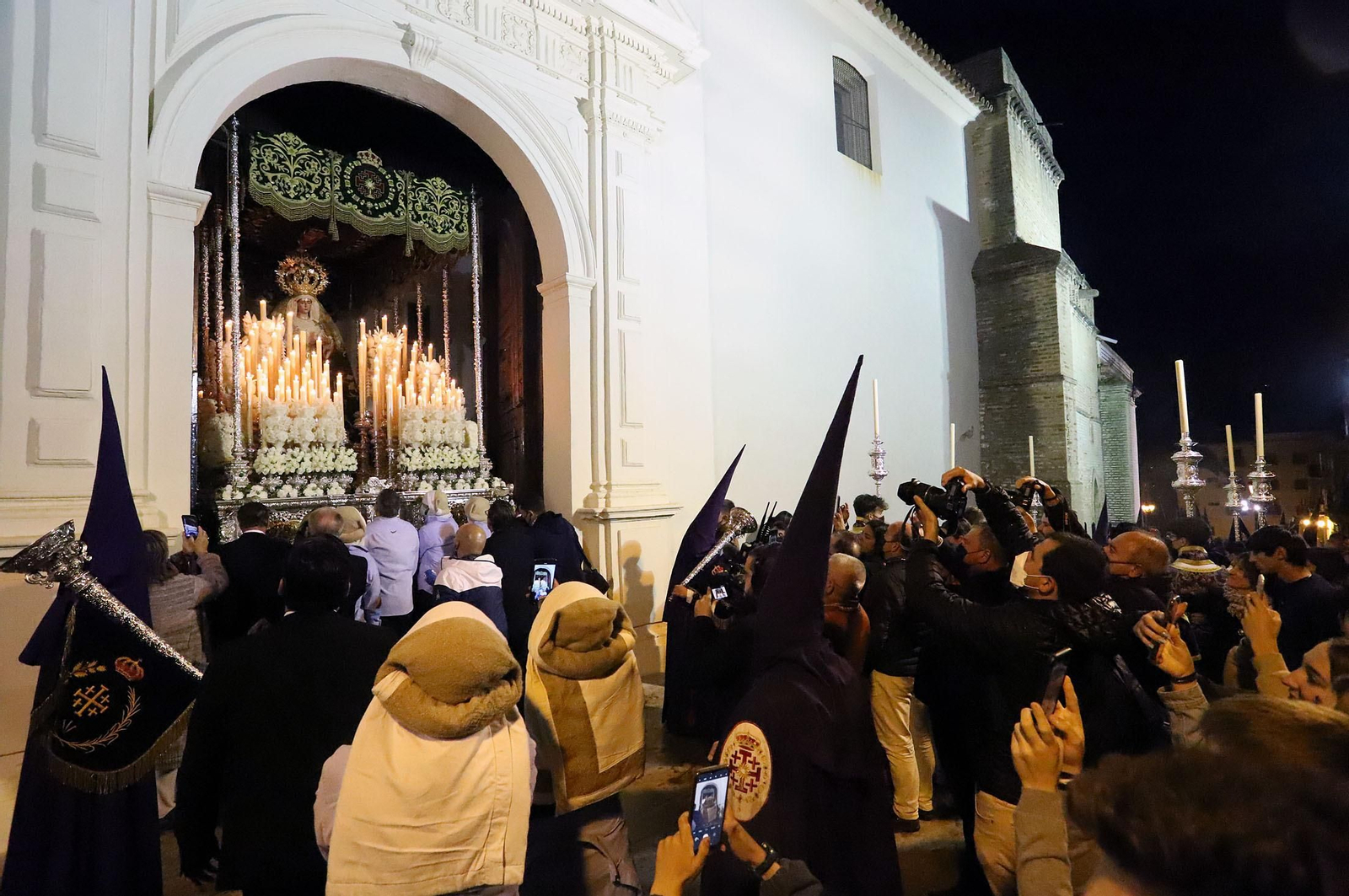 Imágenes de Pasión en su procesión por Huelva